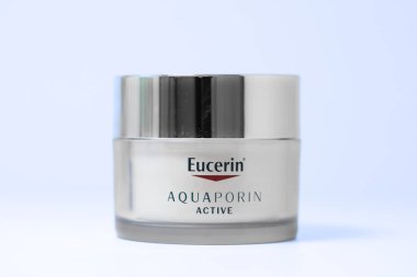 Lviv, Ukrayna - 8 Mayıs 2024: Eucerin AQUAPORIN Normal cilt kombinasyonu için aktif krem