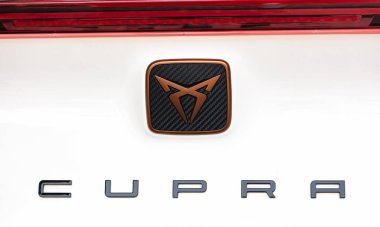Lviv, Ukrayna - 10 Mayıs 2024: Koltuk Cupra araba logosunun kapatılması
