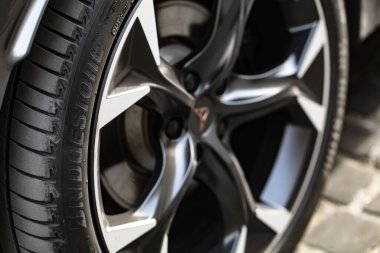 Lviv, Ukrayna - 10 Mayıs 2024: Yeni Bridgestone Turanza lastiğine yakın çekim