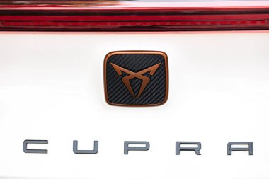 Lviv, Ukrayna - 10 Mayıs 2024: Koltuk Cupra araba logosunun kapatılması