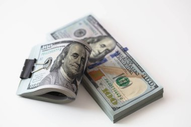 Tasarım amaçlı arkaplanda dolar üzerine ciltlenmiş 100 dolarlık banknotlar