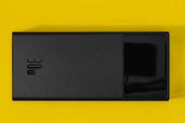 Lviv, Ukrayna - 26 Mayıs 2024: Baseus Star-Lord Dijital Görünüm Hızlı Şarj Güç Bankası 30W