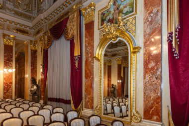 Lviv, Ukrayna - 12 Mayıs 2024: Lviv Ulusal Operası. Ayna salonu