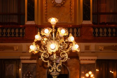 Lviv, Ukrayna - 12 Mayıs 2024: Lviv Ulusal Operası. Girişte.