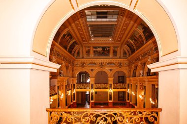 Lviv, Ukrayna - 12 Mayıs 2024: Lviv Ulusal Operası. Girişte.