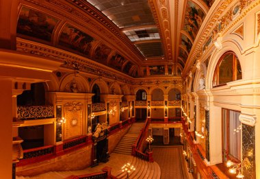 Lviv, Ukrayna - 12 Mayıs 2024: Lviv Ulusal Operası. Girişte.