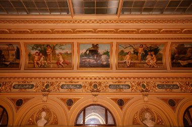 Lviv, Ukrayna - 12 Mayıs 2024: Lviv Ulusal Operası. Girişte.