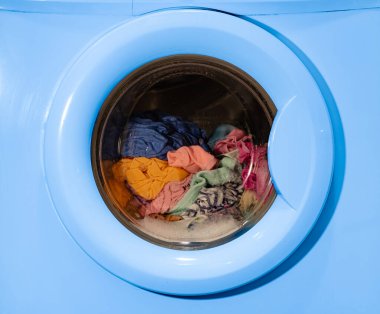 Çamaşır makinesinin tasarım amaçlı döndüğü yakın plan.