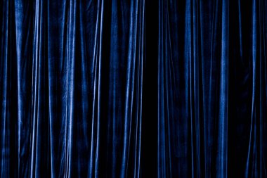 Tasarım amacıyla tiyatro arka planında mavi-mor perde