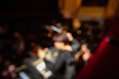 Tiyatrodaki orkestranın odaksız resmi