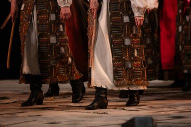 Ukrayna ulusal kıyafetleriyle dans eden dansçı bacaklarının yakın çekimi