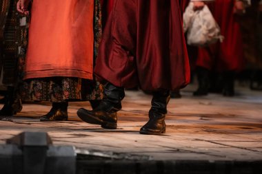 Ukrayna ulusal kıyafetleriyle dans eden dansçı bacaklarının yakın çekimi