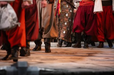 Ukrayna ulusal kıyafetleriyle dans eden dansçı bacaklarının yakın çekimi