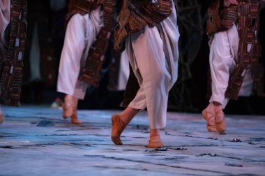 Ukrayna ulusal kıyafetleriyle dans eden dansçı bacaklarının yakın çekimi