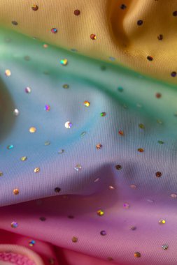 Tasarım amacı için hologramsal ışıltılı noktalı çok renkli kumaş