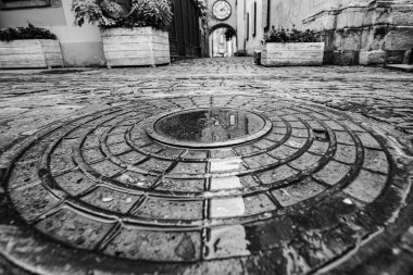 Lviv, Ukrayna 'da yağmur üstüne rögar kapağı