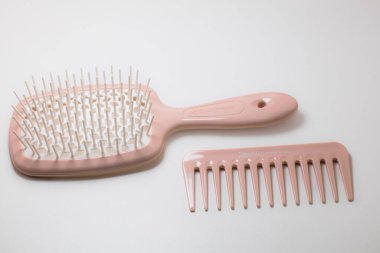 Lviv, Ukrayna - 15 Temmuz 2024: Pembe Janeke Spazzola Superbrush ve Pembe Janeke Mini Supercomb