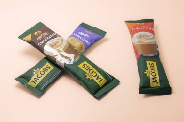 Lviv, Ukrayna - 16 Nisan 2024: Jacobs Classic, Milka ve Baileys Cappuchino çubukları