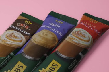Lviv, Ukrayna - 16 Nisan 2024: Jacobs Classic, Milka ve Baileys Cappuchino çubukları
