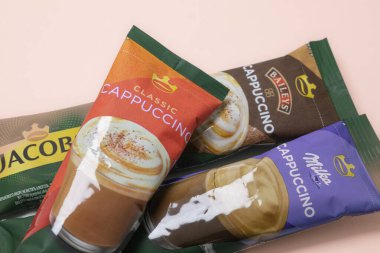 Lviv, Ukrayna - 16 Nisan 2024: Jacobs Classic, Milka ve Baileys Cappuchino çubukları