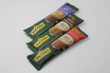 Lviv, Ukrayna - 16 Nisan 2024: Jacobs Classic, Milka ve Baileys Cappuchino çubukları