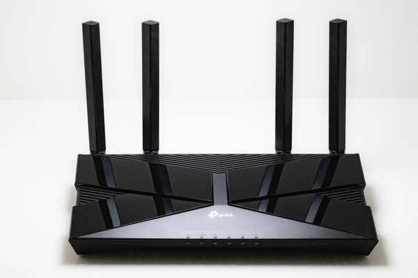 Львов, Украина - 16 августа 2024 года: TP-Link AX3000 Dual Band Gigabit Wi-Fi 6 Router
