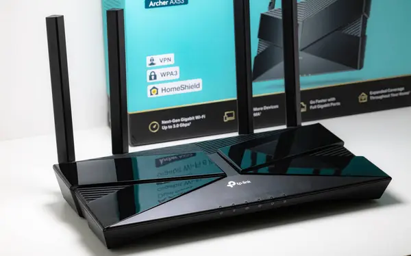 Lviv, Ukrayna - 16 Ağustos 2024: TP-Link AX3000 İkili Band Gigabit Wi-Fi 6 Router