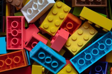 Lviv, Ukrayna - 26 Temmuz 2024: Tasarım amaçlı pembe ve mor lego blokları