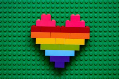 Lviv, Ukrayna - 26 Temmuz 2024: Lego bloklarından tasarım amaçlı yapılmış renkli kalp