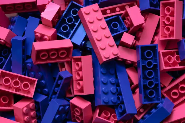 Lviv, Ukrayna - 26 Temmuz 2024: Tasarım amaçlı pembe ve mor lego blokları