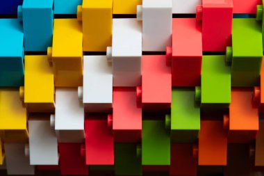 Tasarım amacı için inşa edilmiş çok renkli blokların kapatılması