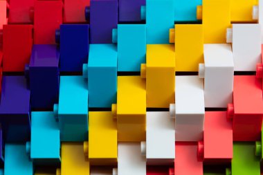 Tasarım amacı için inşa edilmiş çok renkli blokların kapatılması