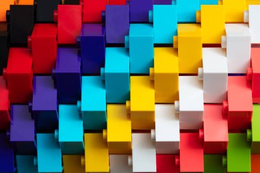 Tasarım amacı için inşa edilmiş çok renkli blokların kapatılması