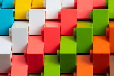 Tasarım amacı için inşa edilmiş çok renkli blokların kapatılması