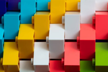 Tasarım amacı için inşa edilmiş çok renkli blokların kapatılması