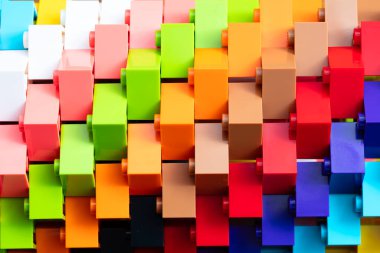 Tasarım amacı için inşa edilmiş çok renkli blokların kapatılması