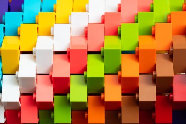 Tasarım amacı için inşa edilmiş çok renkli blokların kapatılması