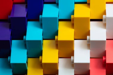 Tasarım amacı için inşa edilmiş çok renkli blokların kapatılması