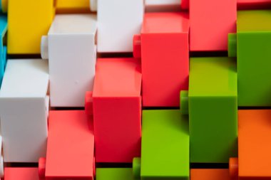 Tasarım amacı için inşa edilmiş çok renkli blokların kapatılması