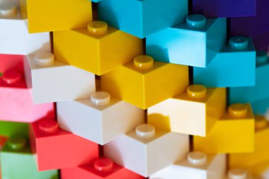 Lviv, Ukrayna - 26 Temmuz 2024: Tasarım amacı için inşa edilen çok renkli lego bloklarının kapatılması