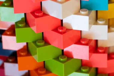 Lviv, Ukrayna - 26 Temmuz 2024: Tasarım amacı için inşa edilen çok renkli lego bloklarının kapatılması