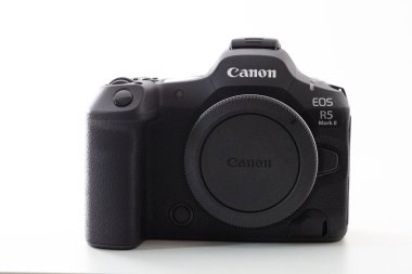 Lviv, Ukrayna - 18 Ağustos 2024: Canon EOS R5 Mark II fotoğraf makinesi
