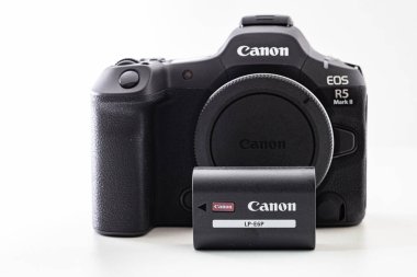 Lviv, Ukrayna - 18 Ağustos 2024: Canon EOS R5 Mark II fotoğraf makinesi ve Canon LP-E6P Li-Ion Battery