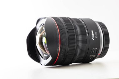 Lviv, Ukrayna - 18 Ağustos 2024: Canon RF 10-20 mm F4L STM lensidir