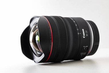 Lviv, Ukrayna - 18 Ağustos 2024: Canon RF 10-20 mm F4L STM lensidir