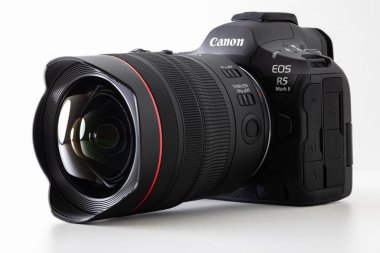 Lviv, Ukrayna - 18 Ağustos 2024: Canon EOS R5 Mark II fotoğraf makinesi ve Canon RF 10-20 mm F4L STM lensidir
