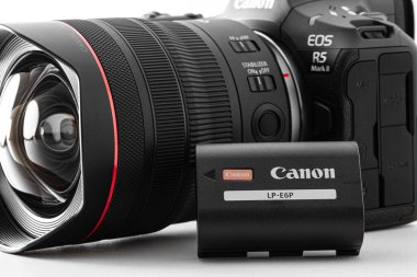 Lviv, Ukrayna - 18 Ağustos 2024: Canon EOS R5 Mark II fotoğraf makinesi ve Canon LP-E6P Li-Ion Battery