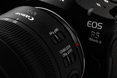 Lviv, Ukrayna - 18 Ağustos 2024: Canon EOS R5 Mark II fotoğraf makinesi