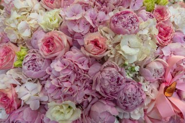 Tasarım amacı için pembe çiçek buket arkaplanının yakınlaştırılması