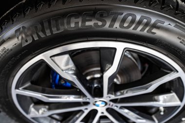 Lviv, Ukrayna - 27 Ağustos 2024: Yeni Bridgestone Turanza lastiğine yakın çekim